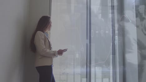 animación de una mujer de negocios biracial en la oficina sobre el procesamiento de datos