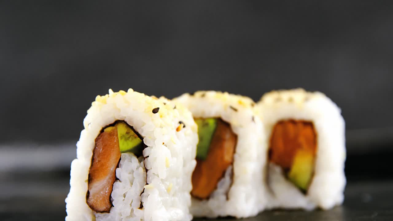 el sushi uramaki se sirve en pizarra de piedra gris