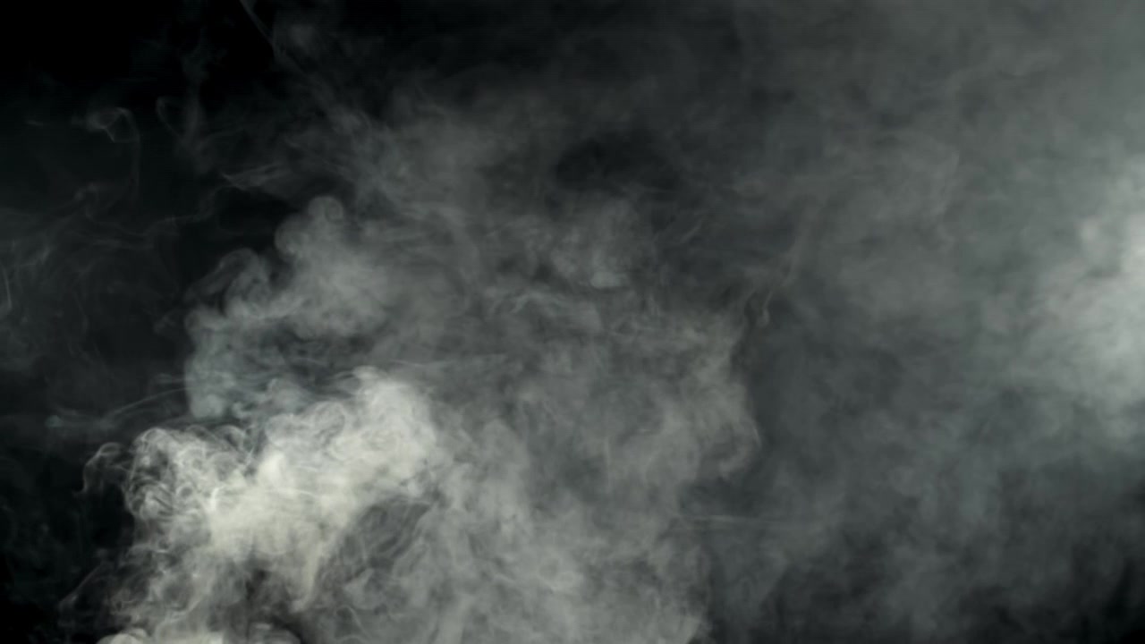 Fumo bianco realistico vorticoso su sfondo nero