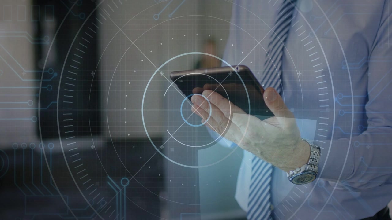 Professionista del business che solleva il telefono e tocca lo schermo, con un radar HUD che mostra analisi per le decisioni.
