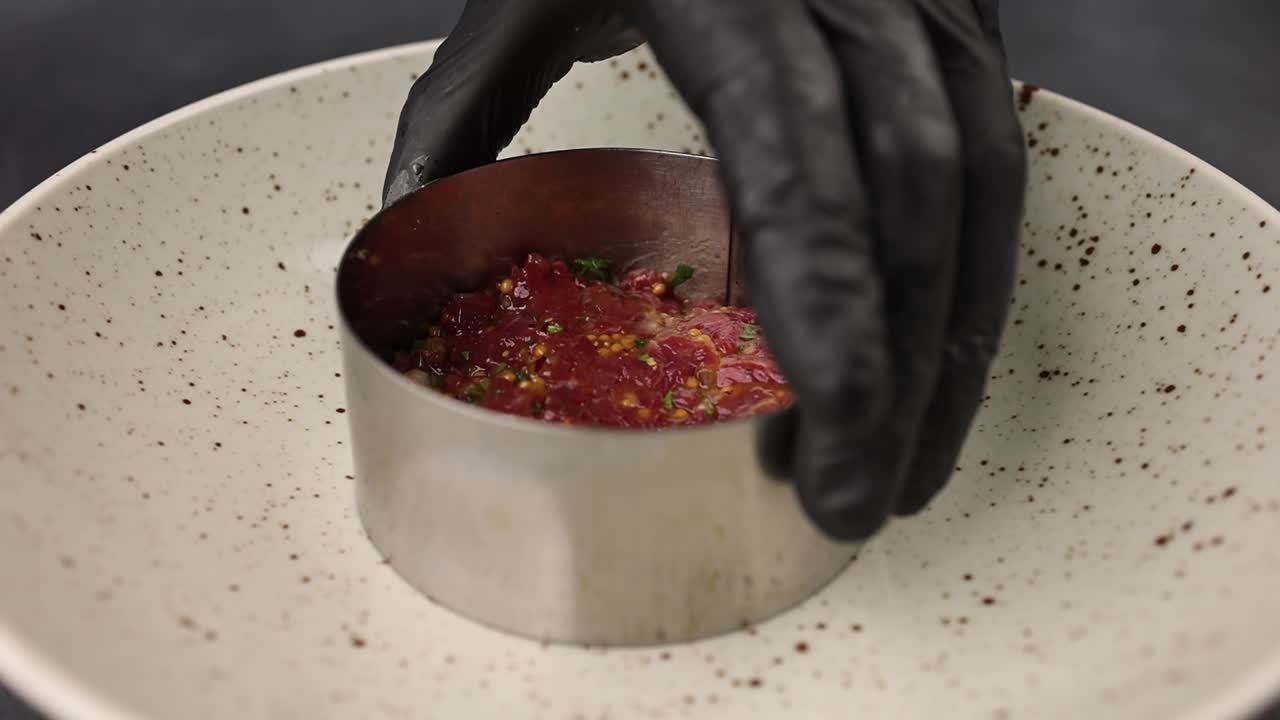 Preparing a beef tartare dish
