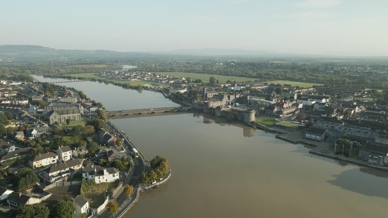 La città di Limerick nella luce del primo mattino con il castello di Re Giovanni e il fiume vicino, vista aerea
