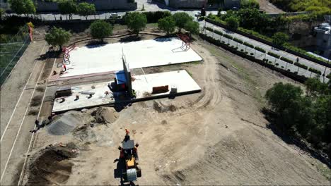 vista de la excavadora en el sitio de construcción del parque de la ciudad trabajando