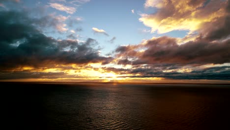 el vuelo sobre el agua en el hermoso fondo del amanecer