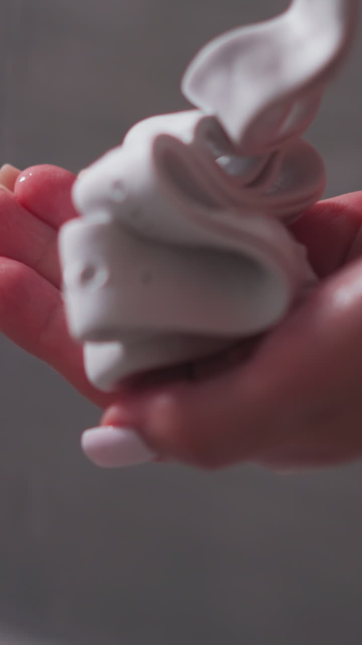 여성은 화장실에서 손바닥에 면도 폼을 니다. 여자는 샤워실에서 머리카락을 제거하기 위해 피부 관리 모스를 적용합니다. 건강한 화장품 제품