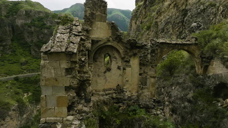 retroceso a través de rocas desgastadas de las ruinas de la fortaleza tmogvi en aspindza, georgia