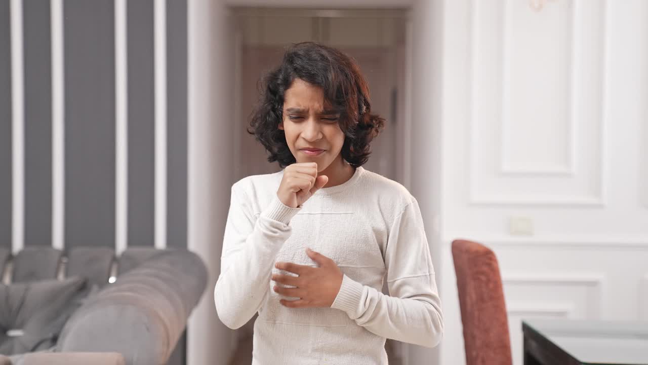 niño indio enfermo tos y estornudo