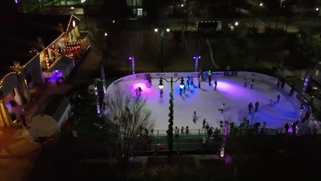 Pista-De-Hielo-Navideña-Al-Aire-Libre-Por-La-Noche