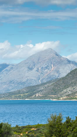 Hermosa-Playa-Y-Costa-En-Grecia-En-Vertical