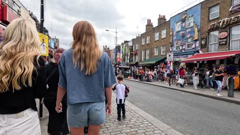 gente caminando y comprando en la ciudad de camden