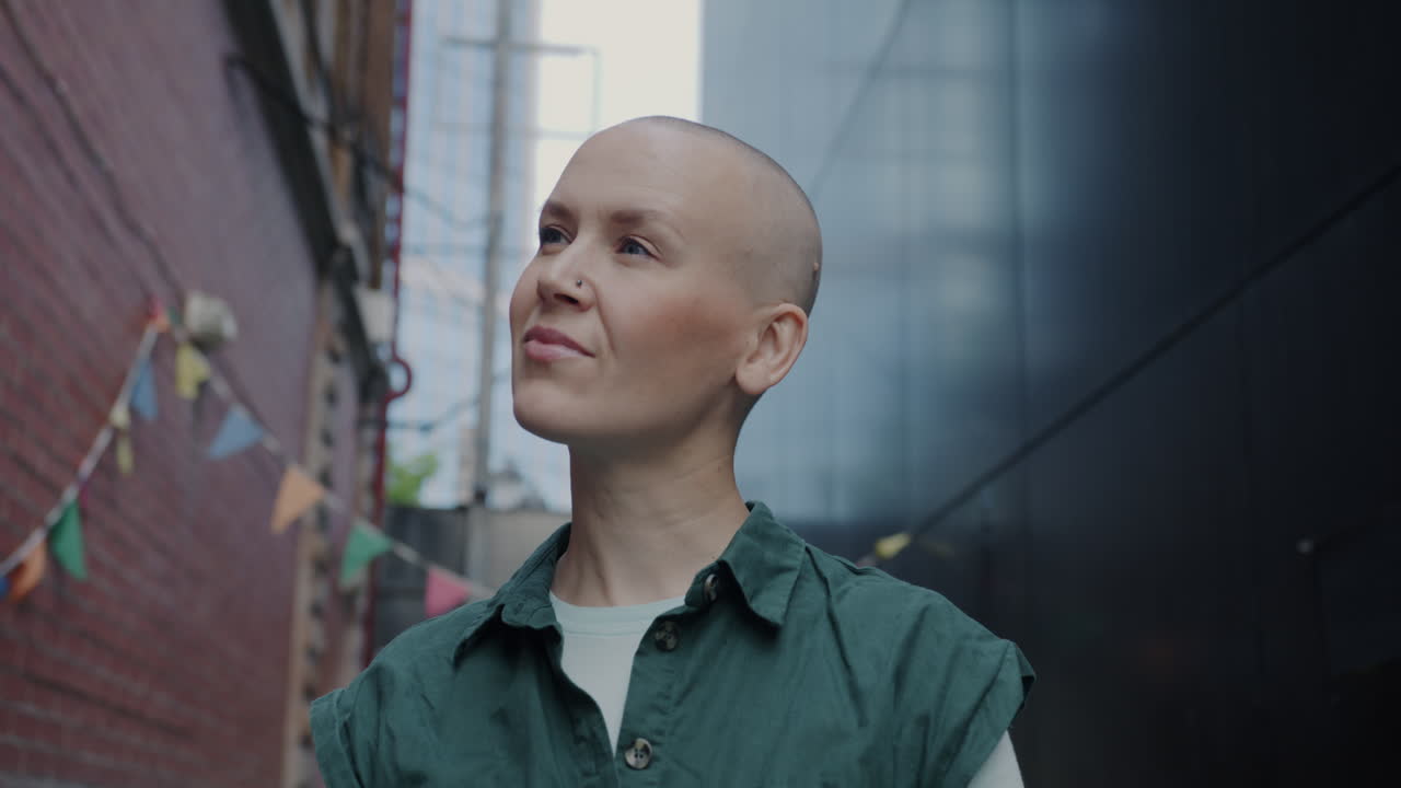 Donna in un vicolo urbano