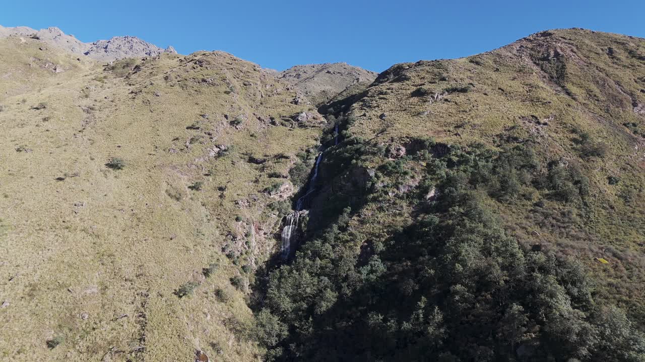 vista aérea de las cataratas de los alisos en taif del valle, tucumán, argentina