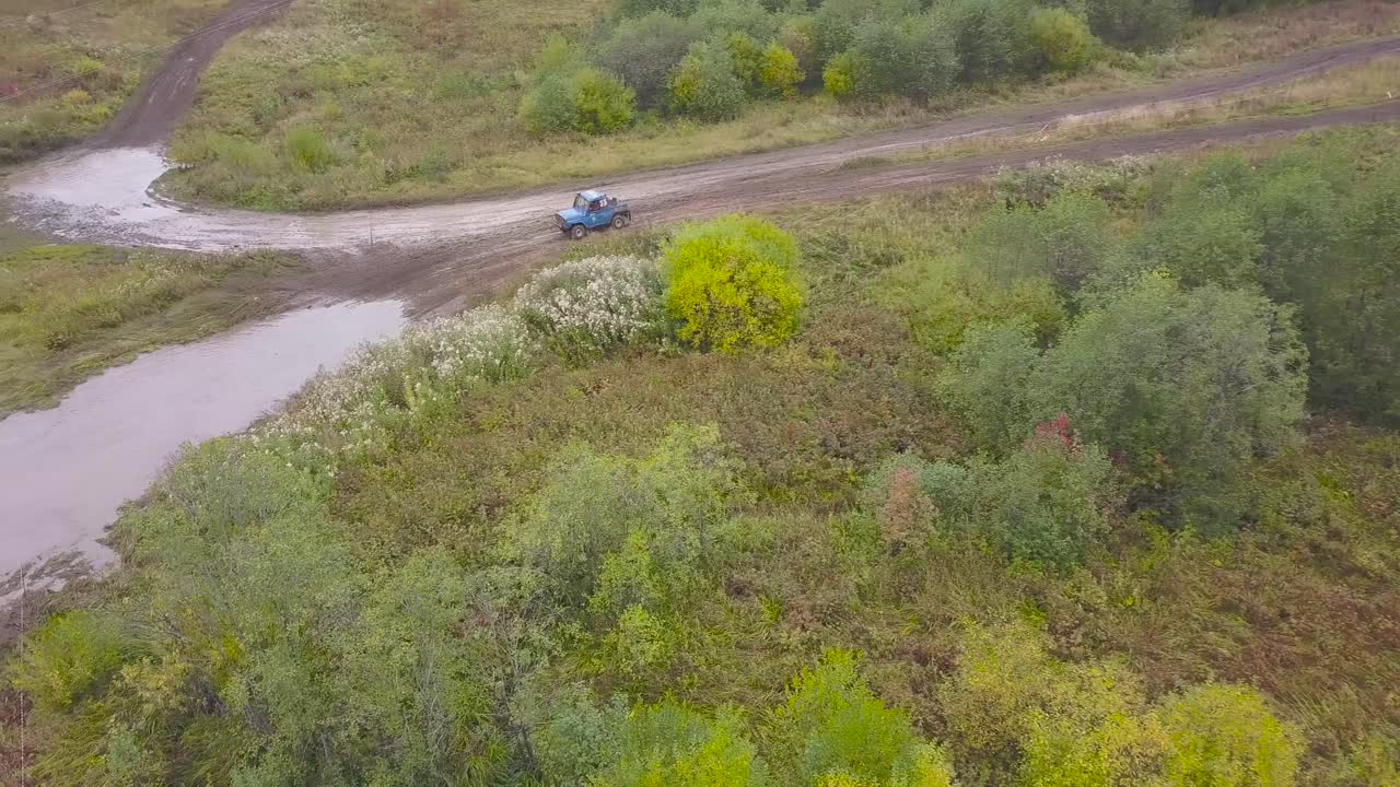 competición de vehículos todoterreno en un bosque fangoso