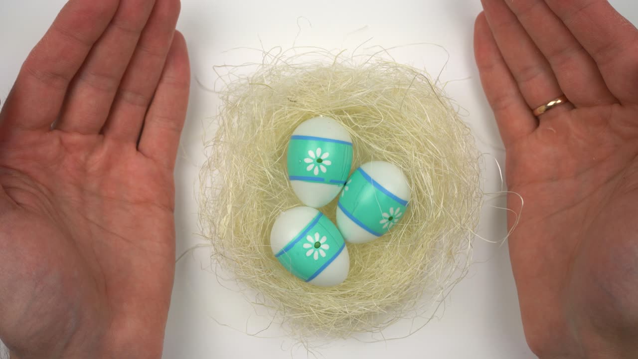 이스터의 상징, 다채로운 이스터 달, 그리고 모든 가정의 휴일.