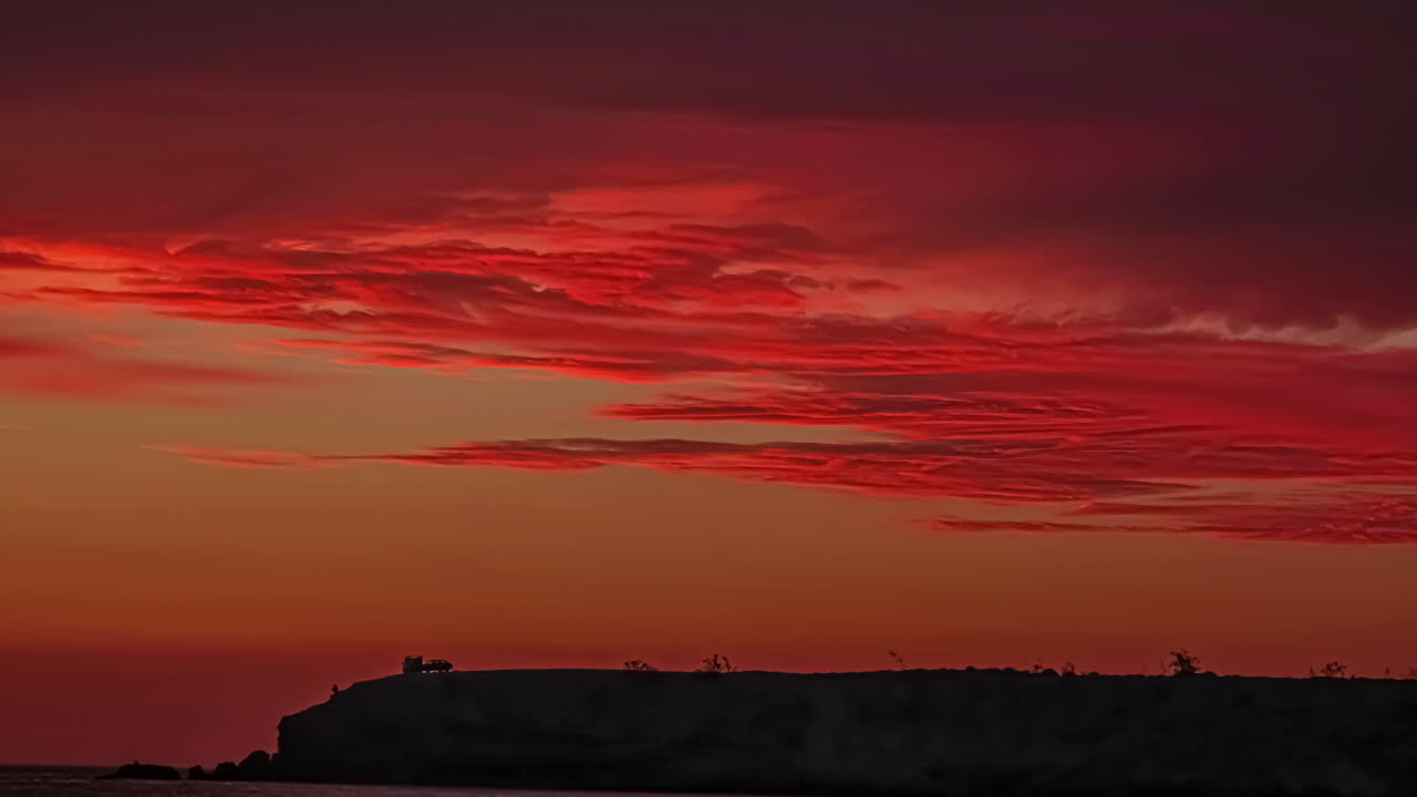 모로코의 해안선을 따라 밝은 주황색 빛나는 일몰 - 시간 경과