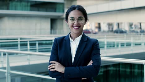 Confident-businesswoman-smiling-at-camera