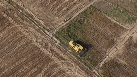 toma estática de un tractor en el campo