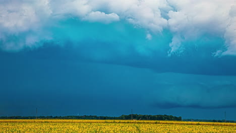 Timelapse-De-Fuertes-Nubes-De-Lluvia-Se-Forman-A-Medida-Que-Los-Vehículos-Agrícolas-Trabajan-En-Tierras-Agrícolas.