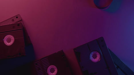 VHS-Kassette-Auf-Violettem-Hintergrund