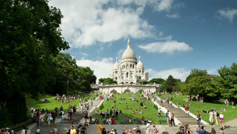 catedral del sagrado corazón en parís con turistas en los escalones