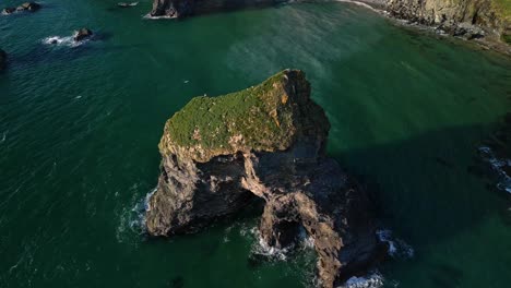 Aerial-Top-Down-View-with-Birds-Habitat-on-a-Rocky-Outcrop-Island-in-Cornwall,-UK