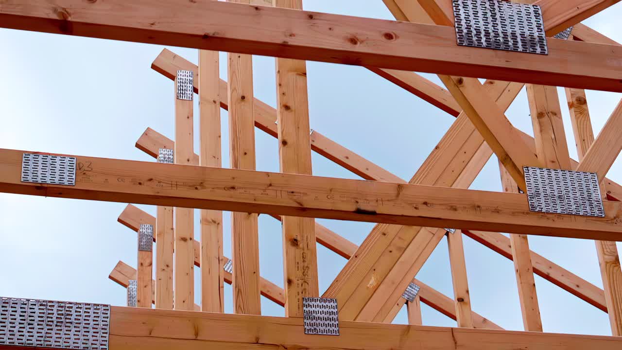 Sistema di capriate del tetto in legno durante la costruzione di una struttura prefabbricata progettata a forma triangolare