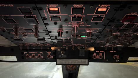 ver el interior de la cabina de un jet de una aerolínea mientras el copiloto está arrancando el motor derecho