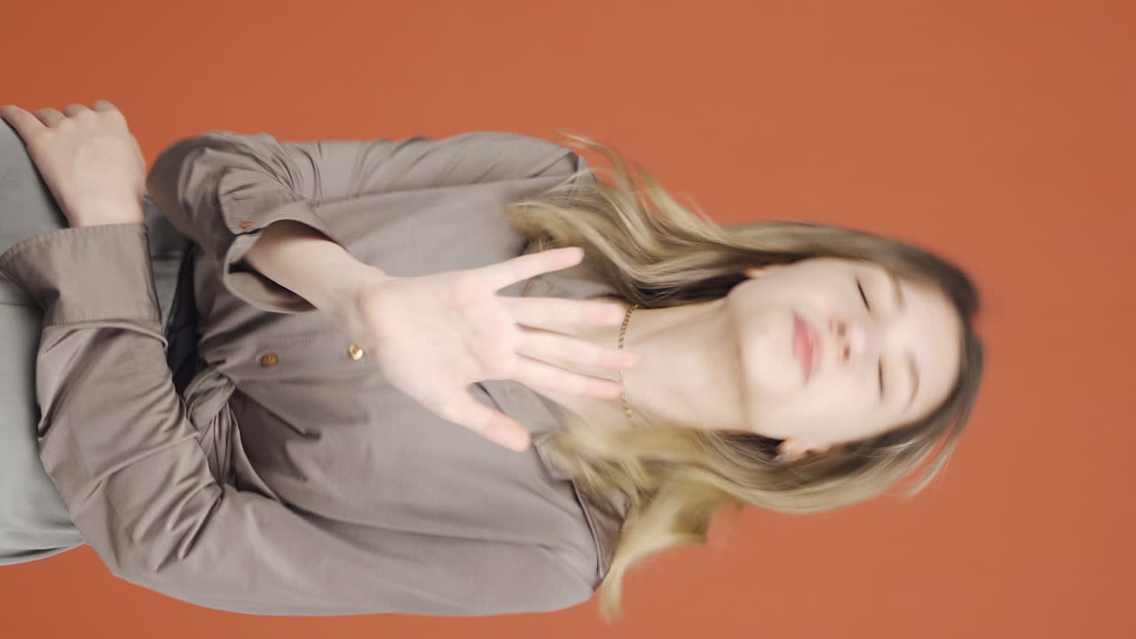 카메라를 바라보는 젊은 여성의 두려움 반응의 수직 비디오. 겁쟁이 젊은 여성.