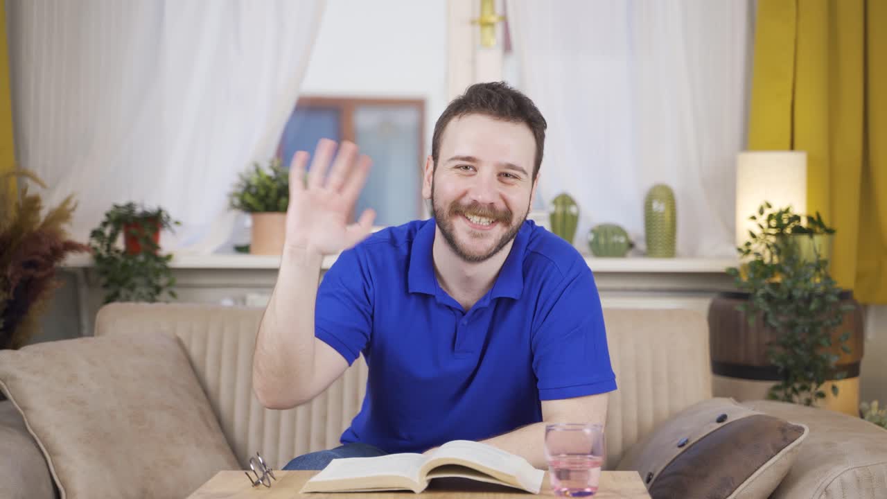 L'uomo che saluta alla telecamera