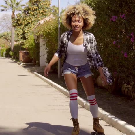 mujer negra patinando por la calle mediterránea