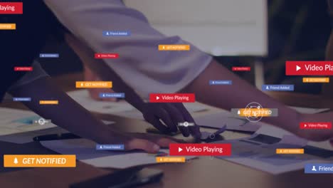 animación de iconos de redes sociales con textos sobre diversas personas de negocios que trabajan en la oficina.