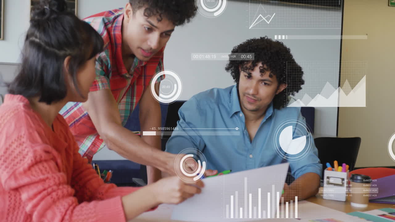 animación del procesamiento de datos financieros sobre diversas personas de negocios en la oficina