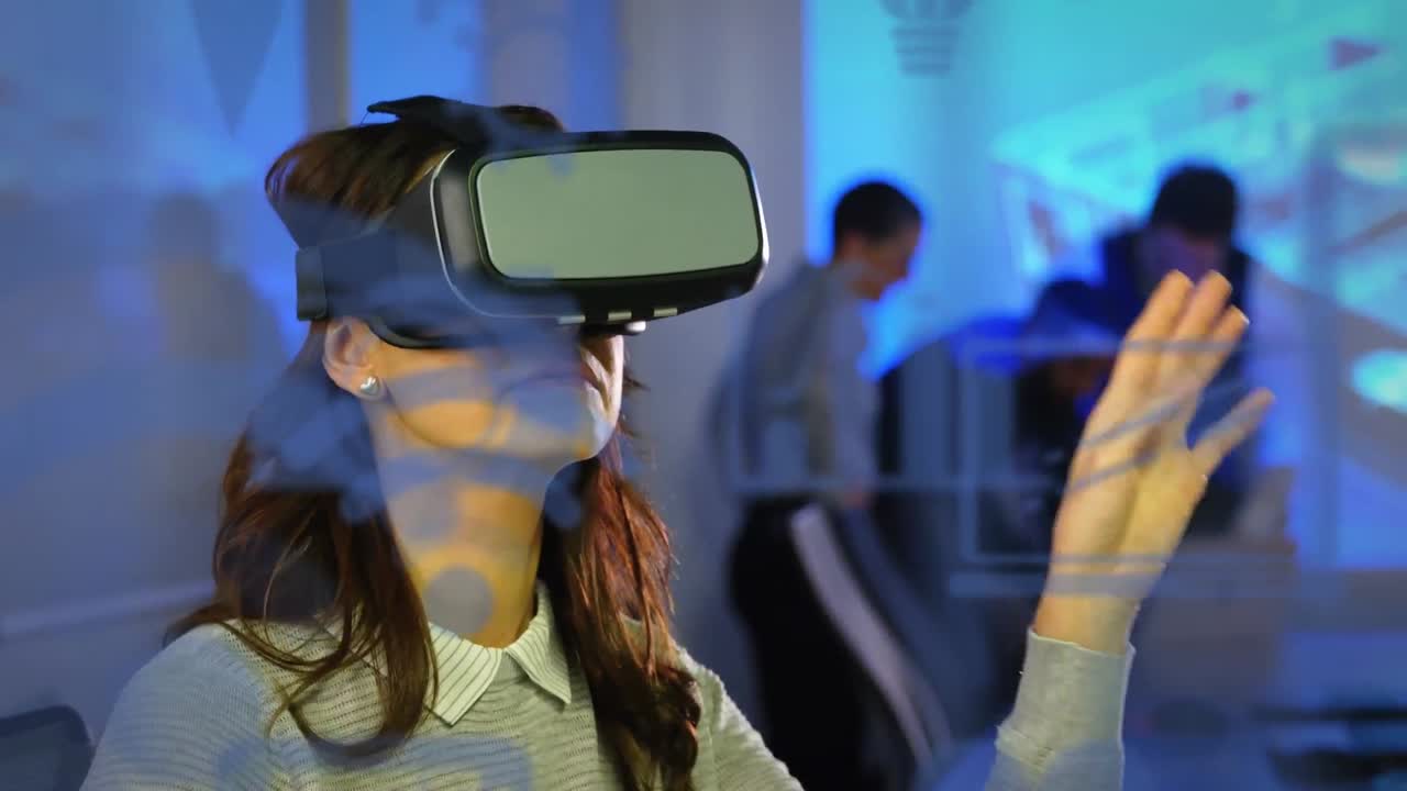 animazione di icone dei social media su una donna caucasica che indossa un auricolare vr