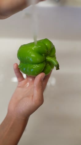 el lavado de un pimienta verde