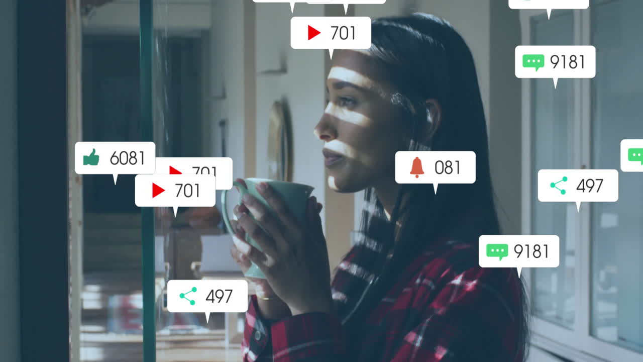 notificaciones de redes sociales animación sobre mujer bebiendo café por la ventana