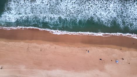 Luftaufnahme-Von-Oben-Auf-Ein-Paar-Leute,-Die-Die-Strandzeit-Im-Süden-Brasiliens-Genießen