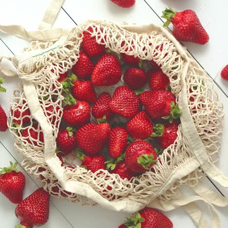 Frische-Erdbeeren-In-Umweltfreundlicher-Verpackung-Auf-Weißem-Holzhintergrund-Vegetarische-Bio-Mahlzeit