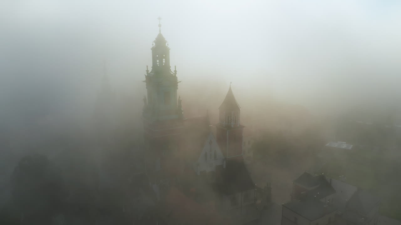 vista aérea del castillo de wawel durante el amanecer nebuloso, cracovia, polonia
