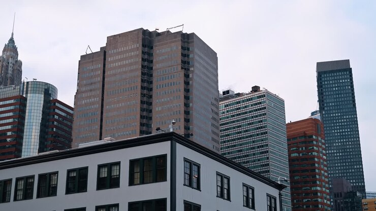 New York, États-Unis, 5 décembre 2025 : ensemble de gratte-ciels de différents styles architecturaux. Vue plongeante sur un ensemble de différents gratte-ciels, mêlant verre moderne et façades en pierre plus anciennes sur un ciel clair