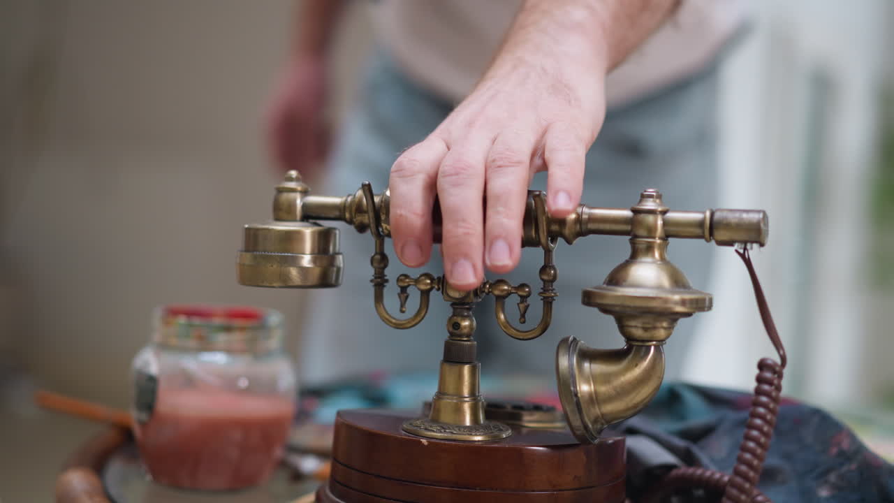 hombre pintor cuelga el teléfono en el estudio de arte. artista profesional termina la conversación y va a continuar dibujando retrato. desorden artístico en la mesa
