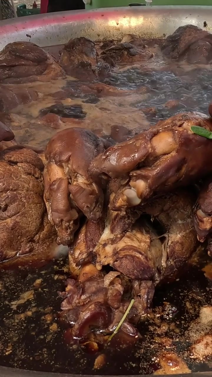 Preparazione di spezzatino di coscia di maiale in una bancarella di street food