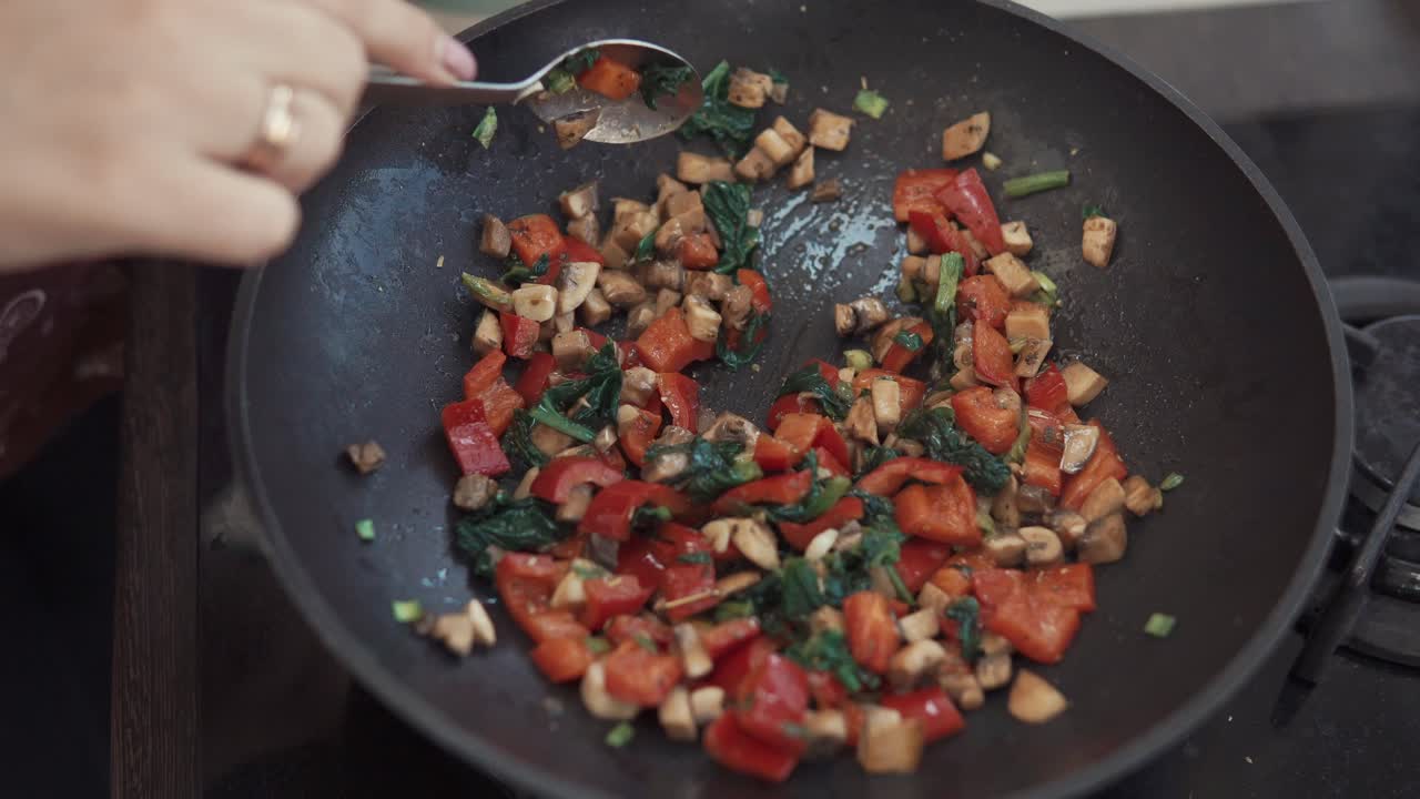 cocinar verduras en una sartén
