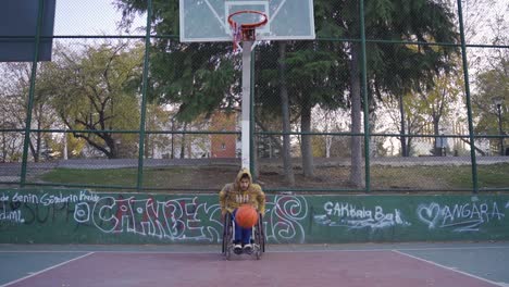 hombre discapacitado dribble de baloncesto en la cancha de baloncesto en cámara lenta.