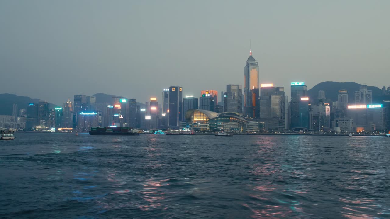 Nocny widok panoramy Hongkongu z łodzi na Victoria Harbour (1).
