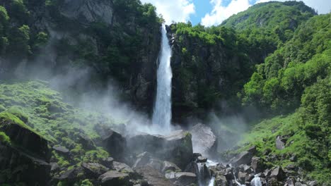 Poderosa-Cascada-Foroglio-En-Primavera.-Vista-Aérea-De-Drones