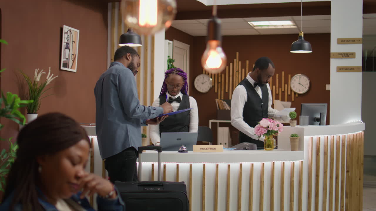 hombre llenando formularios de registro