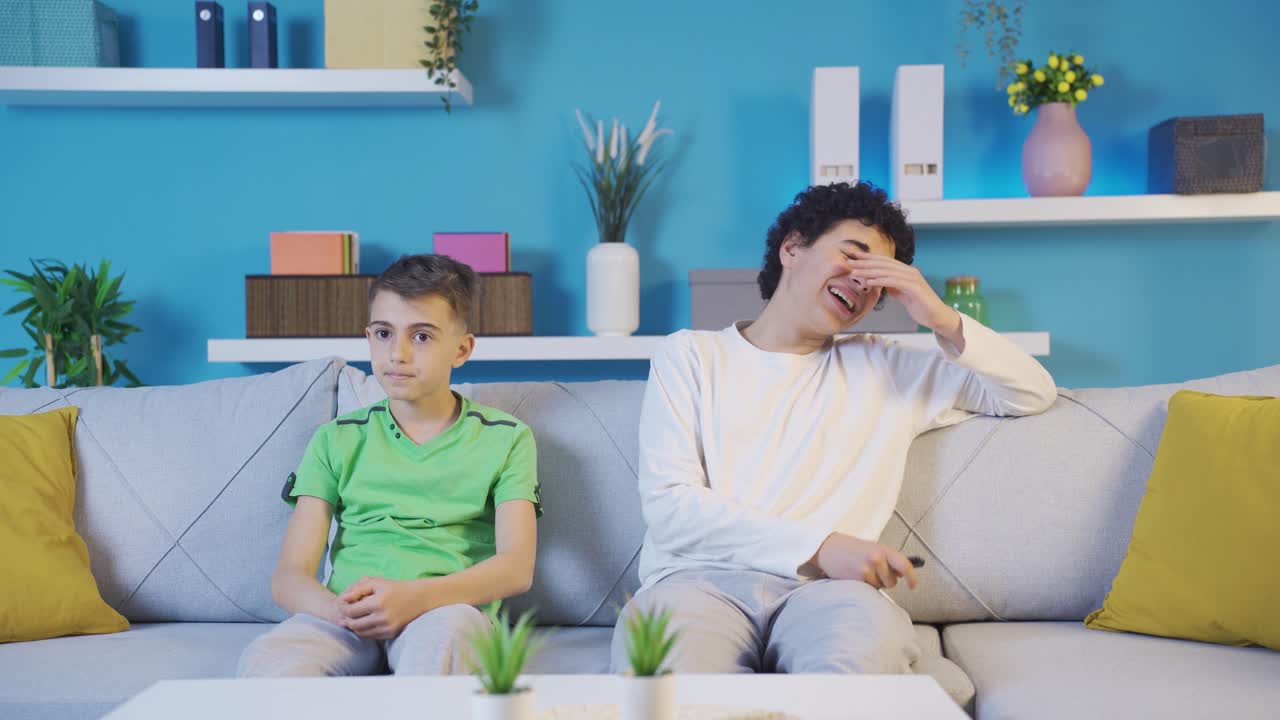 잘 어울리지 않는 두 남동생이 집에서 다투고 있습니다.