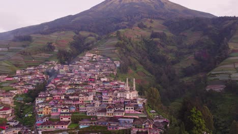 vista panorámica de nepal van java colorful pueblo en la pendiente durante el amanecer, aérea