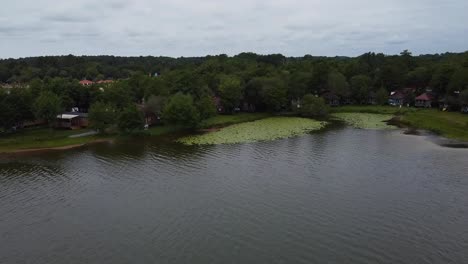 aerial-zoom-out-of-the-lake-of-soustons-where-the-capfun-campsite-and-its-thick-forest-are-located-around-it