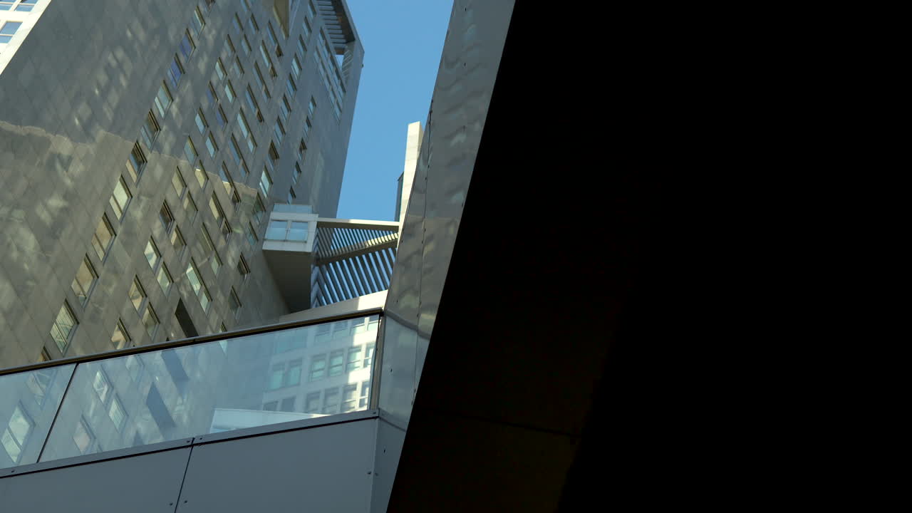 cañón urbano con rascacielos y cielo despejado - diseño moderno y casa loft